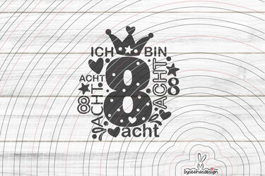 Plottdatei mit großer Zahl 8, Schriftzug "ICH BIN ACHT", Krone, Herzen und Sternen auf hellem Hintergrund