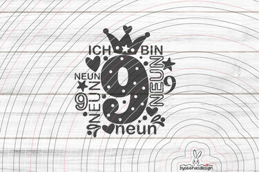 Verspieltes schwarzes Neun-Motiv mit Krone, Herzen und Sternen auf hellem Holztextur-Hintergrund