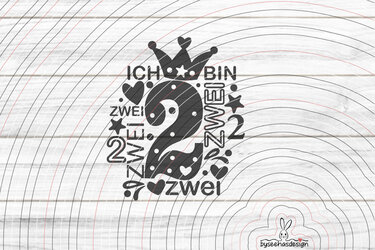 Schwarzes Plottmotiv mit großer Zahl 2, Krone, Herzen, Sternen und Schriftzug „Ich bin zwei“ auf hellem Holzgrund