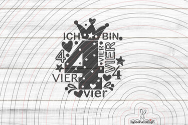 Dekorative Zahl vier mit Krone, Herzen und Punkten, Schriftzug 'ICH BIN VIER' in verspielter Anordnung, auf hell strukturiertem Holzhintergrund