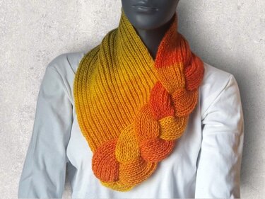 Gestrickter Kragenschal in Gelb-Orange mit geflochtenem Zopf an Mannequin