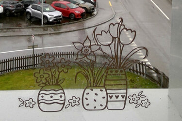 Konturschnitt-Motiv mit drei verzierten Vasen und Frühlingsblumen auf einer Fensterscheibe