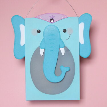 Hellblaue Elefanten-Papierlaterne mit Rüssel und großen Ohren, aufgehängt.