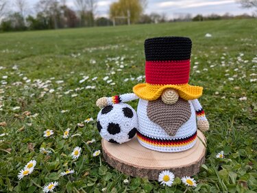 FUSSBALL-WICHTEL - Häkelanleitung Deutschland Gnom