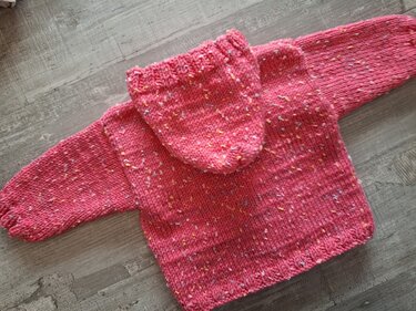 Strickanleitung Baby Kapuzenjäckchen mit Zopfmuster - Bild 6