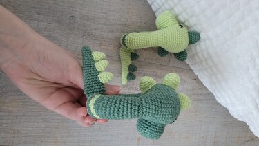Dino Rassel Häkelanleitung – Dinosaurier Greifling Baby Spielzeug - Bild 6
