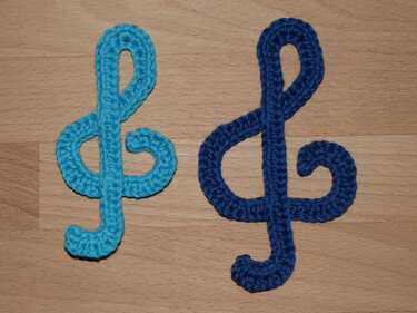 Crochet pattern for violin clefs in 2 sizes, quick and easy made