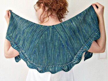 Strickanleitung Tuch halbrund – elegantes Design mit Blattkante "Hod On"