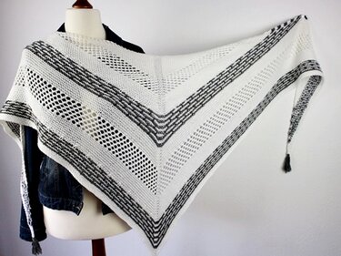 Strickanleitung Tuch einfach – Dreieckstuch mit Lochmuster und Hebemaschen - Bild 2