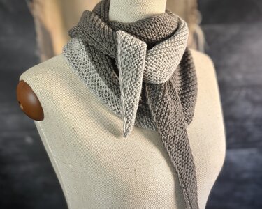 Cozy Corner – Strickanleitung für ein Dreieckstuch mit Kontrastfarbe