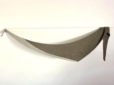 Cozy Corner – Strickanleitung für ein Dreieckstuch mit Kontrastfarbe - Bild 3