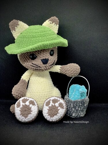 Katze häkeln – Amigurumi Häkelanleitung Deutsch | mit Fischerhut & Eimer