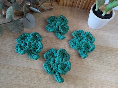Häkelanleitung Kleeblatt als Taschenbaumler oder kleiner Glücksbringer - Bild 4