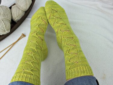 Strickanleitung Socken mit Blattmuster – Ivy Dance Socken mit Lacemuster - Bild 3