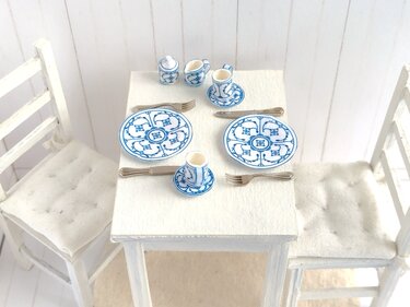 Miniatur Geschirr & Aufbewahrungsdosen mit Friesenmuster 1:12 - Bild 6