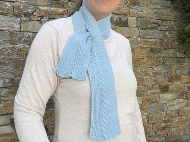 Minischal Linje – Zeitloser Schlitzschal im Skandi-Look – Strickanleitung - Bild 4