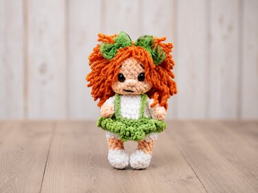 Einfache Häkelanleitung Puppe Lottie – aus Plüschgarn & OHNE Nähen