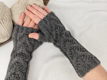 Strickanleitung Handstulpen einfach – elegante Pulswärmer für Anfänger Kate