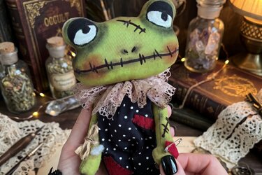 Vintage Frog PDF Sewing Pattern Halloween Soft Toy - Image 5