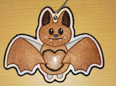 ITH Fledermaus – Süße Stickdatei mit Versteck für kleine Überraschungen