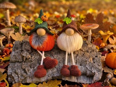 Herbstdeko Wichtel Kürbis mit Baumelbeinen sitzend oder hängend