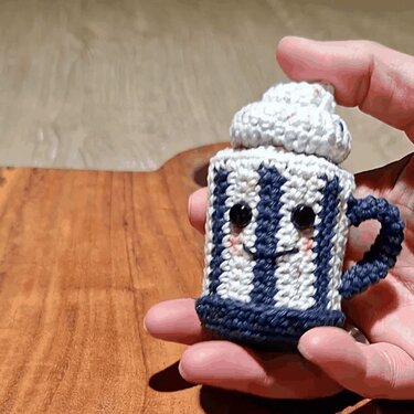 Crochet a Cocoa Mug – fidget toy with a real push button (EN & DE)
