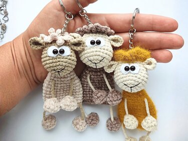 371DE Häkelanleitung Schaf Schlüsselanhänger - Brosche PDF Knittoy CP - Bild 7