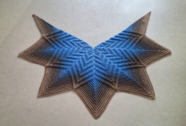 „Kaleidostar“ Schultertuch – Häkelanleitung für ein Tuch in Sternenform - Bild 28