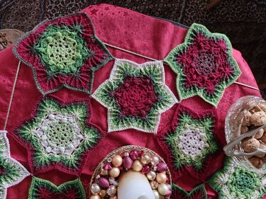 Christmas Tree Skirt "Hexie Stars" – Crochet Pattern for Tree Skirt & Table - Image 8