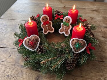 Gehäkelte Weihnachtsdeko-Spirale – Weihnachtsmann & Lebkuchen - Bild 5