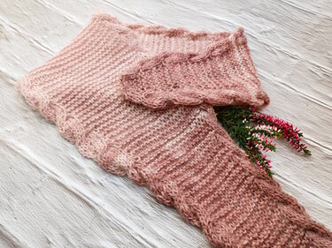Strickanleitung Minituch „Fjordtwist“ mit Zöpfchen