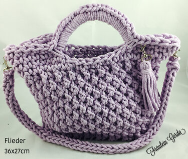 Gehäkelter Shopper in Flieder mit Henkel, abnehmbarem Schultergurt und Quaste