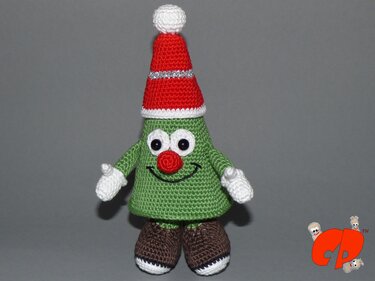 Kompakte Amigurumi-Tanne mit roter Zipfelmütze und weißen Handschuhen
