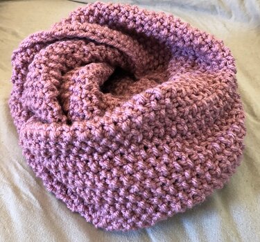 Altrosa gestrickter Loop mit dichter, strukturierter Maschenarbeit
