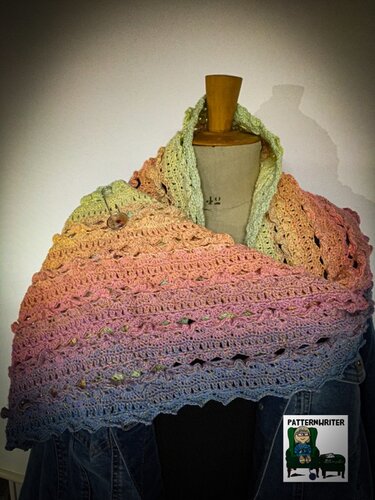 Gehäkelter Farbverlaufsschal in Pastelltönen mit Knopf auf Schneiderpuppe