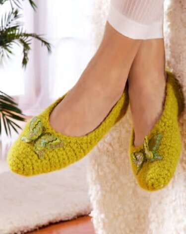 Gehäkelte Damen-Ballerina-Hausschuhe in Senfgrün mit Schmetterling-Applikation