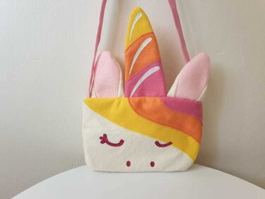 pastellfarbene Einhorn-Umhängetasche aus Filz mit buntem Horn und rosa Ohren