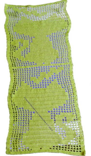 Länglicher limettengrüner gehäkelter Tischläufer im Filet‑Durchbruchmuster