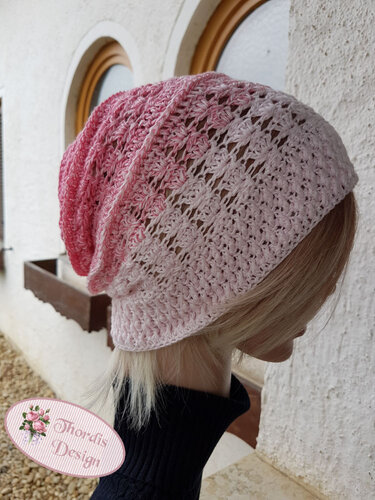 Gehäkelte Slouchy‑Mütze mit Pink‑Rosa Farbverlauf auf einer Schaufensterpuppe