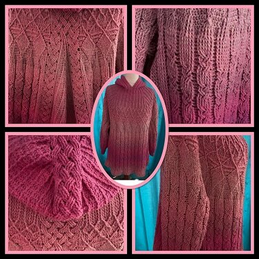 Gehäkelter Kapuzenpullover in Rosé‑Ombré mit Zopf- und Strukturmustern auf einer Schneiderpuppe