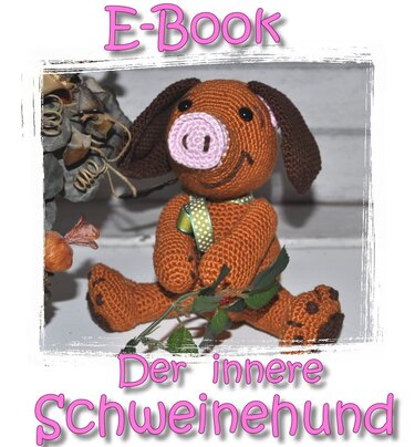 Gehäkeltes Amigurumi in Braun mit rosa Schnauze, langen Ohren und grün gepunktetem Halstuch, sitzend