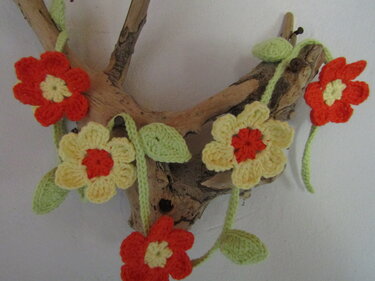 Anleitung Dekorative Blumengirlande - Sehr einfach und schnell zu häkeln - Bild 2