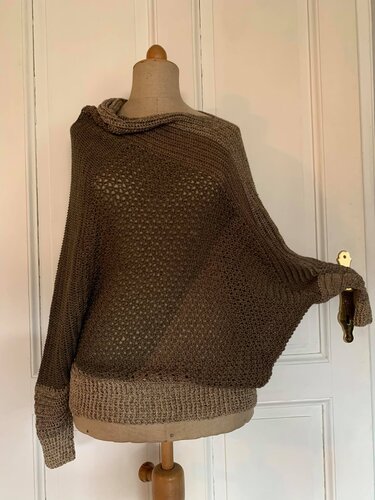 Oversize-Häkelpullover auf Schneiderpuppe, braun-beige, offenes Maschenmuster und breiter Saum