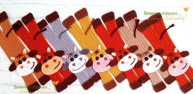 Reihe von gehäkelten Kuh-Lesezeichen in verschiedenen Farben zum Vergleich von Designs