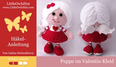 Gehäkelte Puppe von vorne und hinten, rotes Kleid mit Herz, weiße Haare und kleine Engelsflügel auf hellem Hintergrund