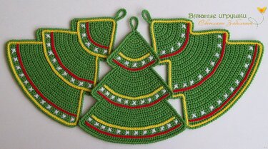 Grüne gehäkelte Topflappen in Tannenbaum- und Halbkreisform mit gelben und roten Borten sowie weißen Sternstichen