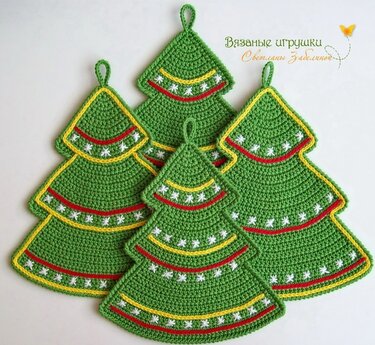 Vier gehäkelte Tannenbaum-Topflappen in Grün mit roten und gelben Streifen, weißen Sternstichen und Aufhängeschlaufen