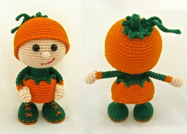 Gehäkelte Amigurumi-Kürbisfigur in Vorder- und Rückansicht