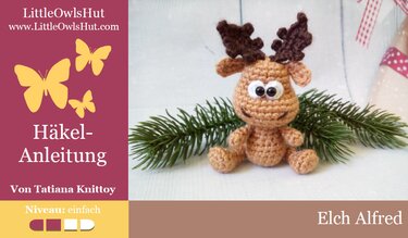 Gehäkeltes braunes Elch-Amigurumi mit Geweih und Tannenzweig