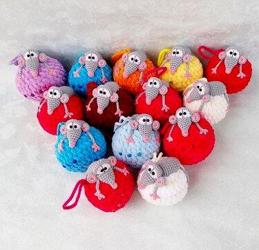 238DE Häkelanleitung Ratte mit dem Weihnachtskugel - Amigurumi PDF Knittoy CP